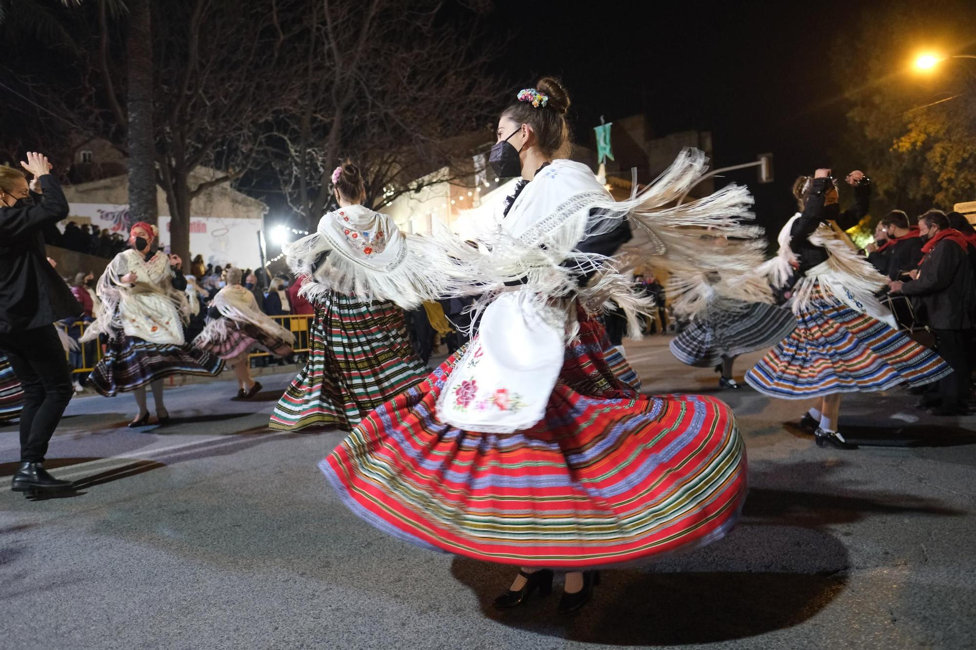 Los eldenses festejan a San Antón, patrón de los Moros y Cristianos, con las típicas vueltas a la hoguera, la bendición de animales, las tradicionales danzas y el reparto del pan