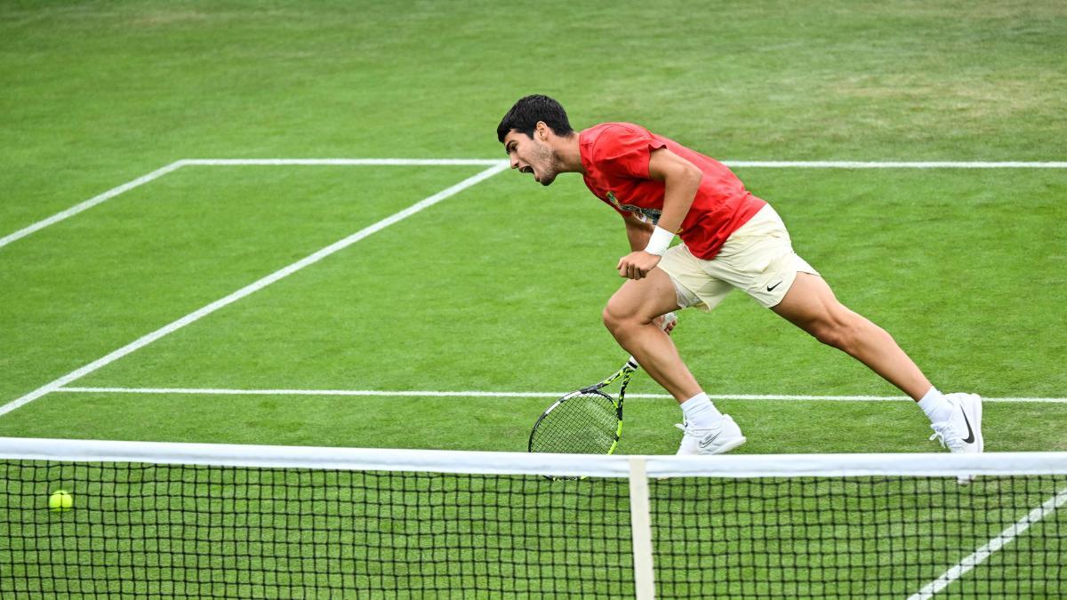Alcaraz se entrena en Wimbledon