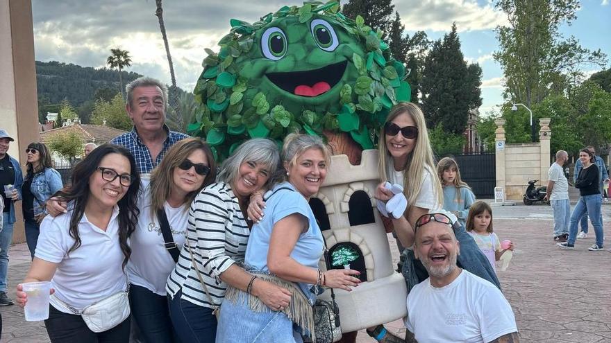 Los vecinos de Navajas han recibido con mucho cariño a su mascota.