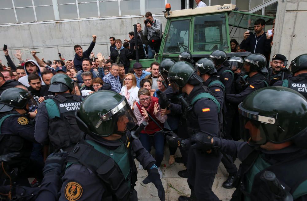 Forcejeos entre agentes de la Guardia Civil y varios manifestantes.