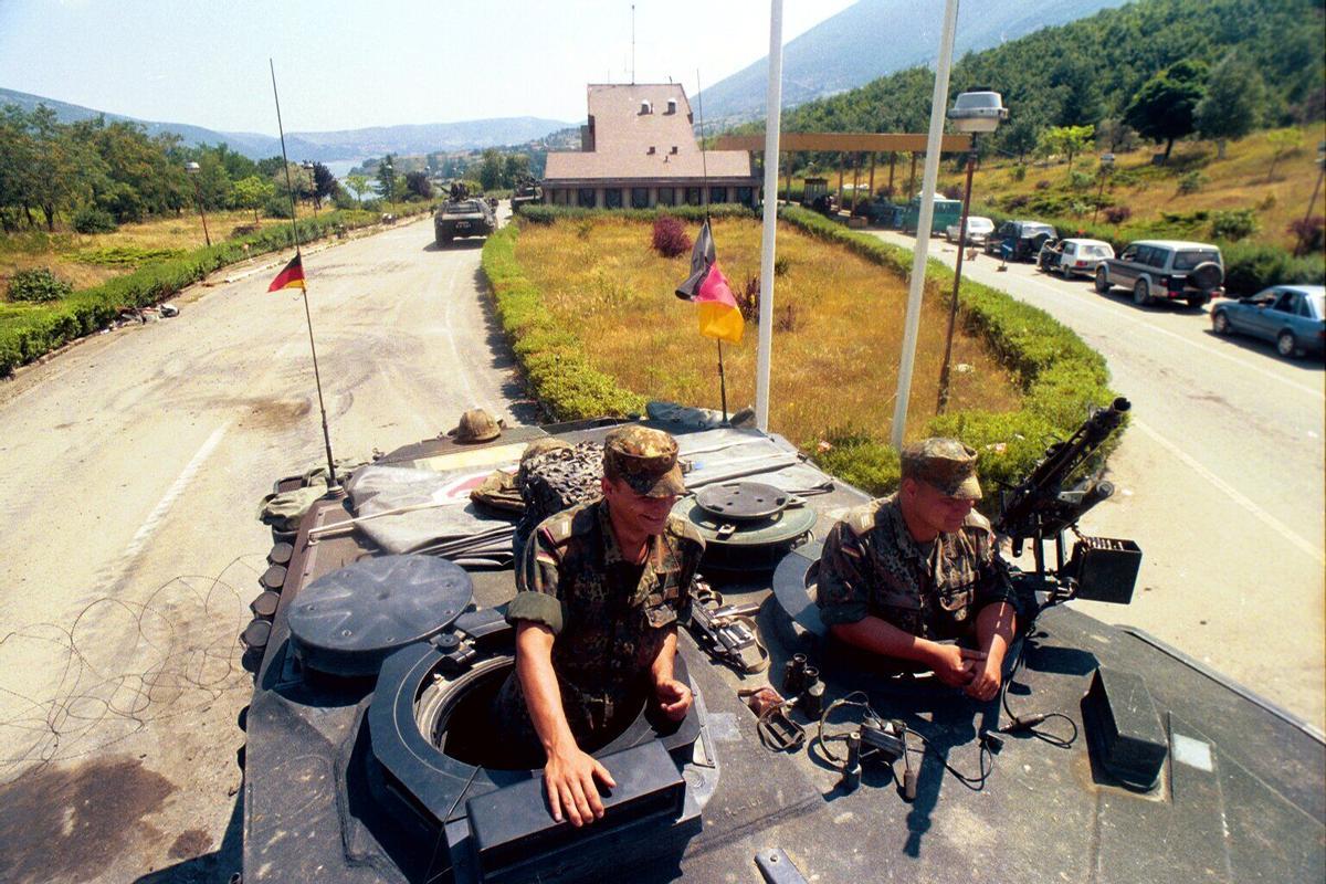 K1990708 FRONTERA CON ALBANIA - KOSOVO . 4-JUL-99 : TROPAS ALEMANAS EN EL PUESTO FRONTERIZO DE MORIN.LA PRIMERA VEZ QUE LOS ALEMANES SALEN DE SU PAIS DESDE LA II GUERRA MIUNDIAL. COPYRIGHT by SERGIO LAINZ/1999 INTERNACIONAL