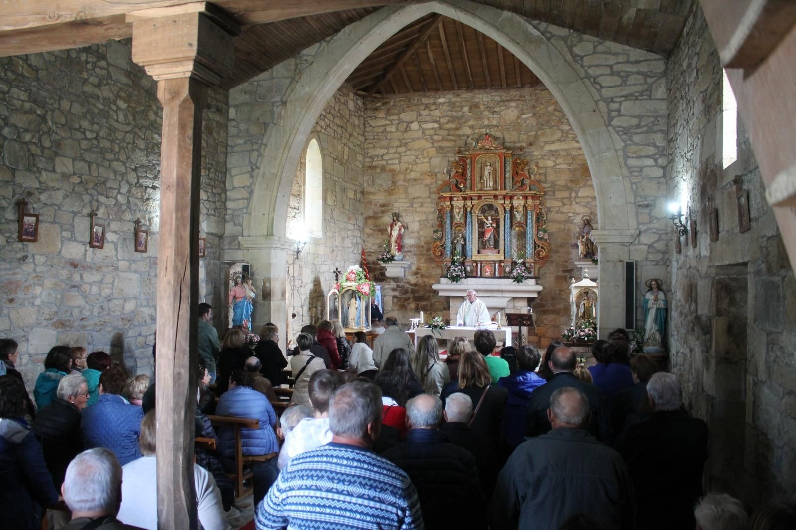 Houbo misas en San Xoán, Fafián e Santa Baia (na foto)