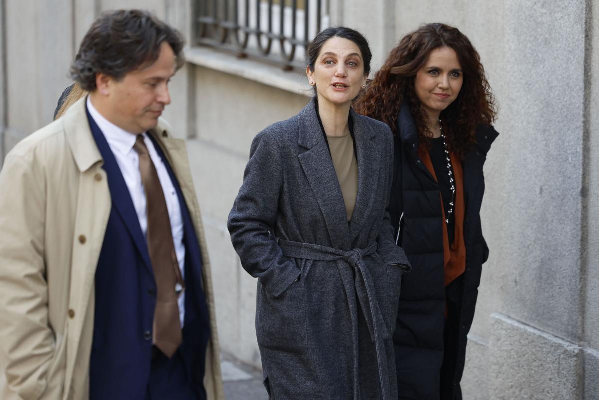 MADRID (ESPAÑA), 12/03/2025.- La ex asesora de Moncloa Pilar Sánchez Acera (2d) a su llegada alTribunal Supremo este miércoles al que acude para declarar como testigo sobre la presunta filtración de datos de la pareja de Isabel Díaz Ayuso por la que está investigado el fiscal general del Estado. EFE/ Mariscal