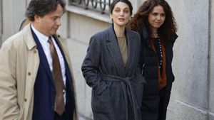 MADRID (ESPAÑA), 12/03/2025.- La ex asesora de Moncloa Pilar Sánchez Acera (2d) a su llegada alTribunal Supremo este miércoles al que acude para declarar como testigo sobre la presunta filtración de datos de la pareja de Isabel Díaz Ayuso por la que está investigado el fiscal general del Estado. EFE/ Mariscal