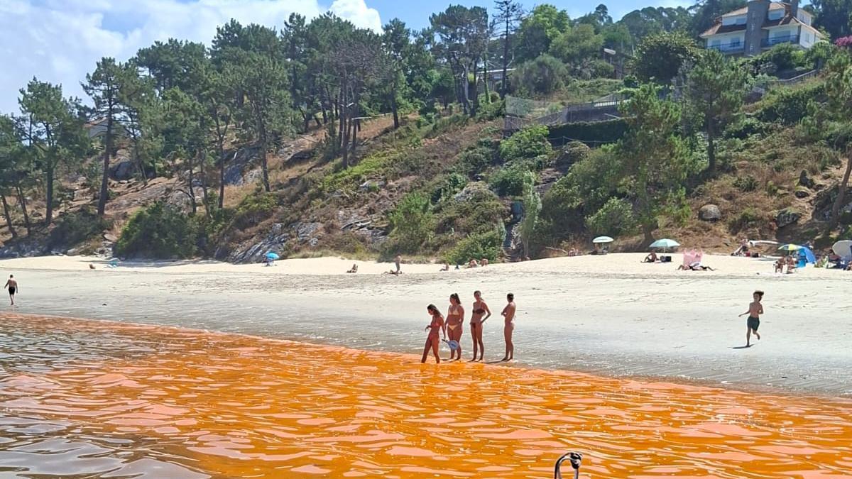 La mancha naranja que tiñó en la mañana de este viernes la orilla de la playa de Areacova.