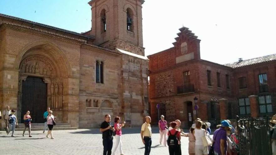 Grupo de turistas junto a la iglesia de San Juan, uno de los principales monumentos de la ciudad.