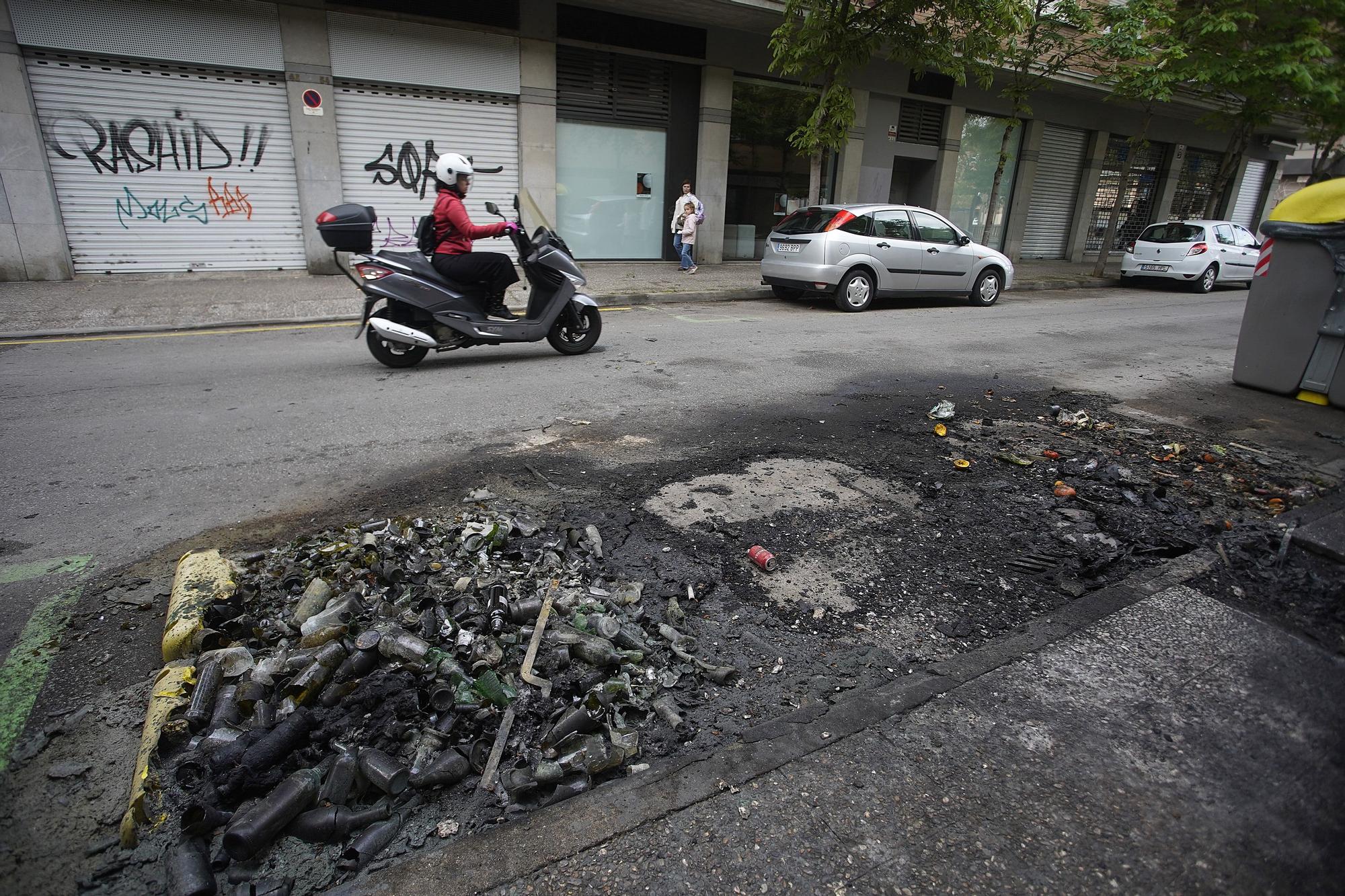 Cremen una vintena de contenidors a Girona i causen danys en façanes i vehicles