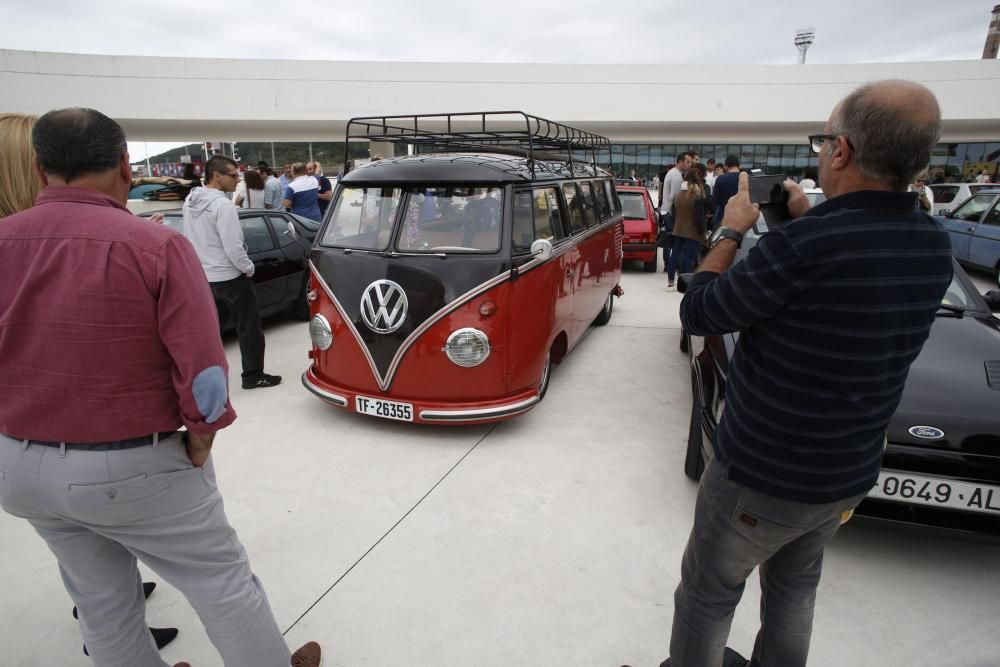 Concentración de coches clásicos en el Niemeyer