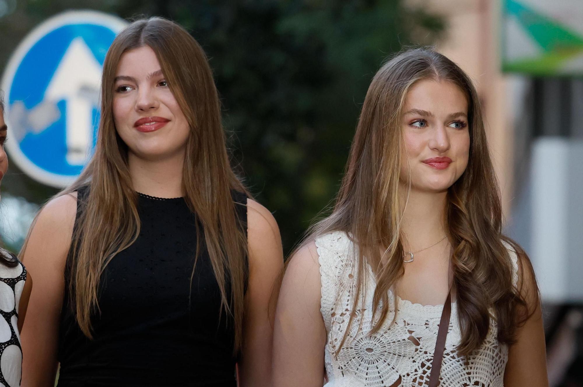 La reina Letizia, la princesa Leonor y la infanta Sofía acuden al Atlàntida Film Fest.