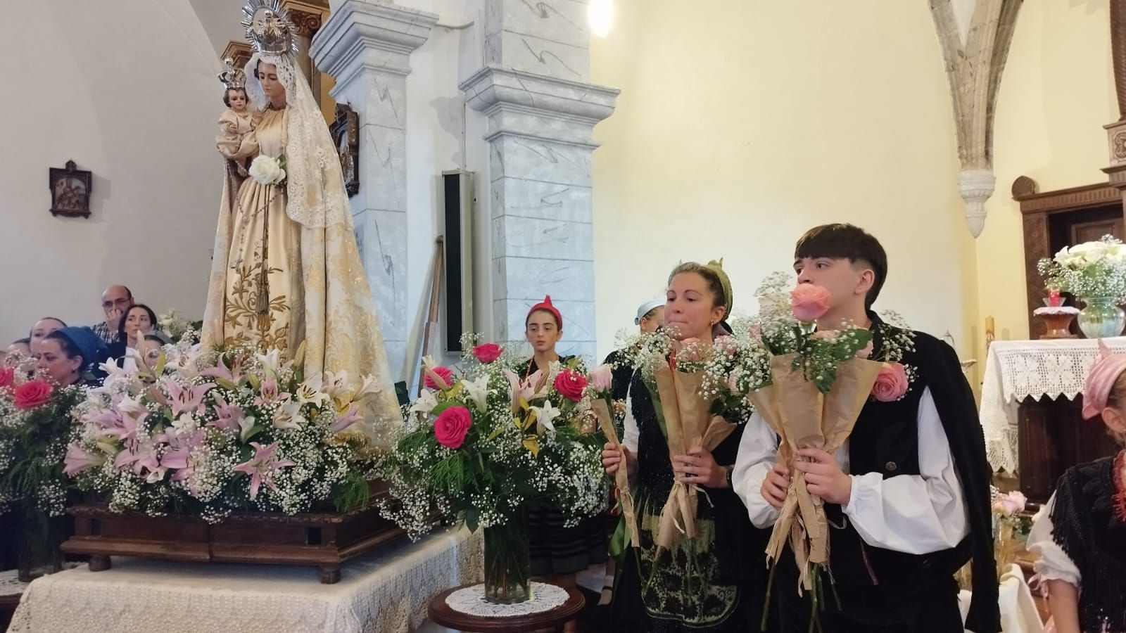 Un centenar de rosas para los llaniscos de la parroquia de Pría en la fiesta de la Virgen de la Flor