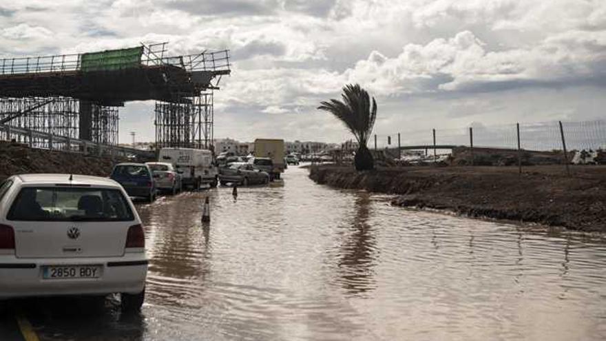 Un hombre, ayer, con el agua por las rodillas en la calle Portugal de Arrecife.