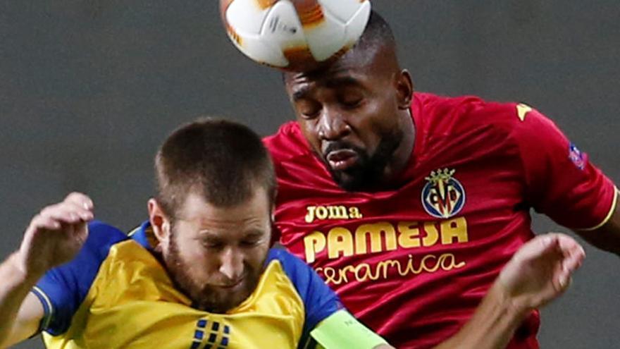 Bakambu disputa un balón con Sheran Yeini.