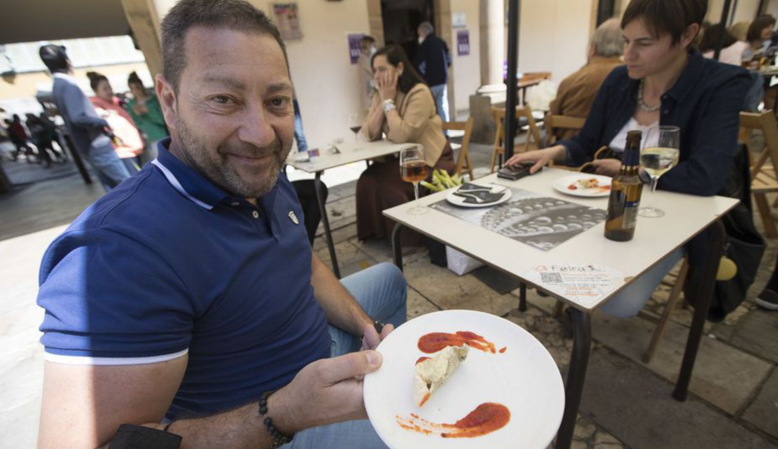 Luis Álvarez, a la izquierda, y Belén Fanjul con el bocado “Bacalao de cuaresma”.