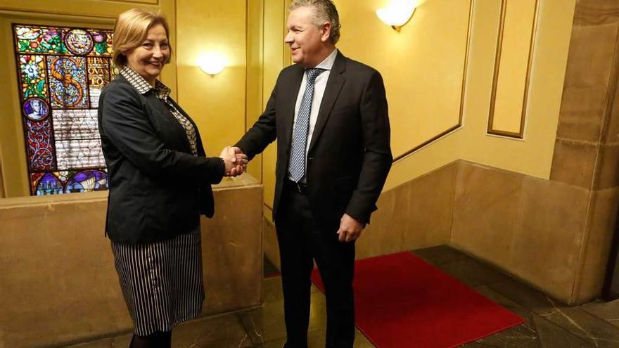 Mariví Monteserín y Belarmino Feito, ayer, en el Ayuntamiento de Avilés.