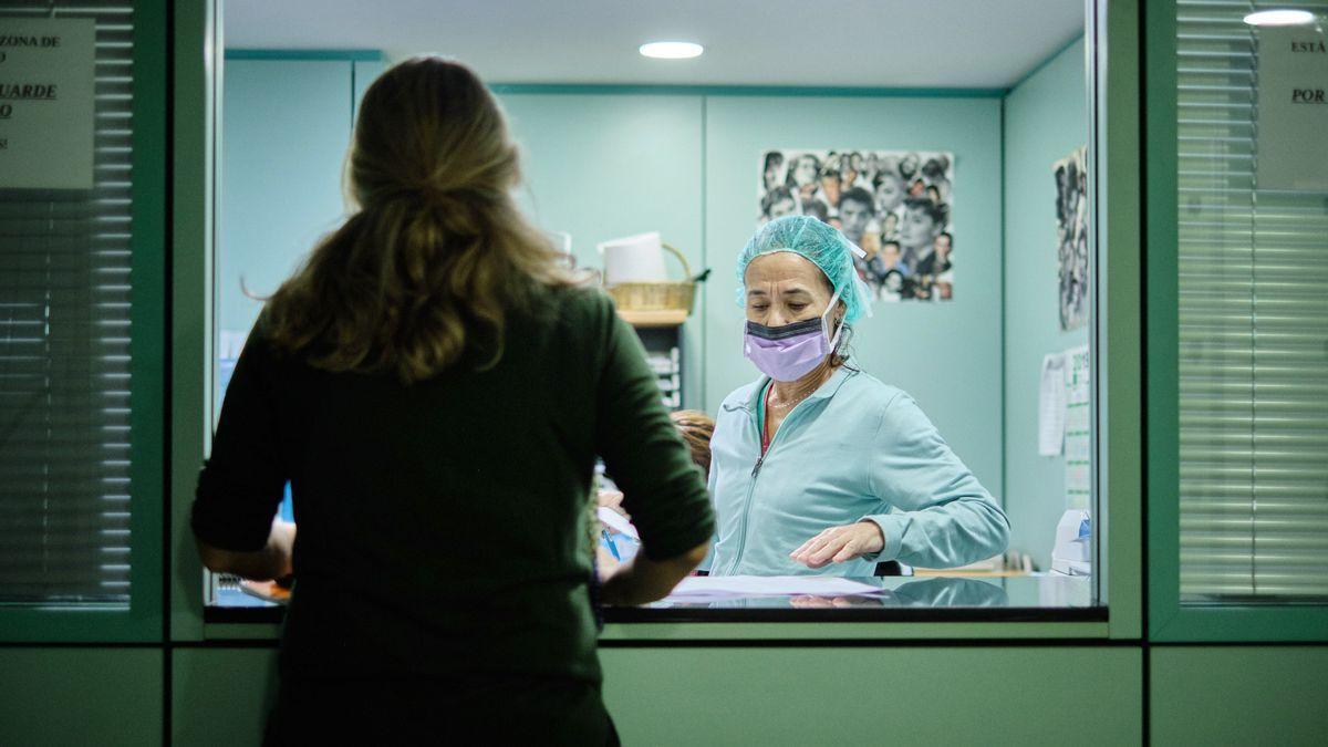 Una paciente en la ventanilla administrativa del Hospital Universitario de Canarias (HUC). | Andrés Gutiérrez