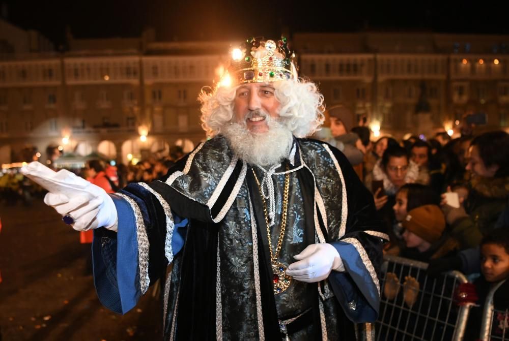 Los Reyes Magos recorren la ciudad desde O Castrillón hasta la plaza de María Pita.