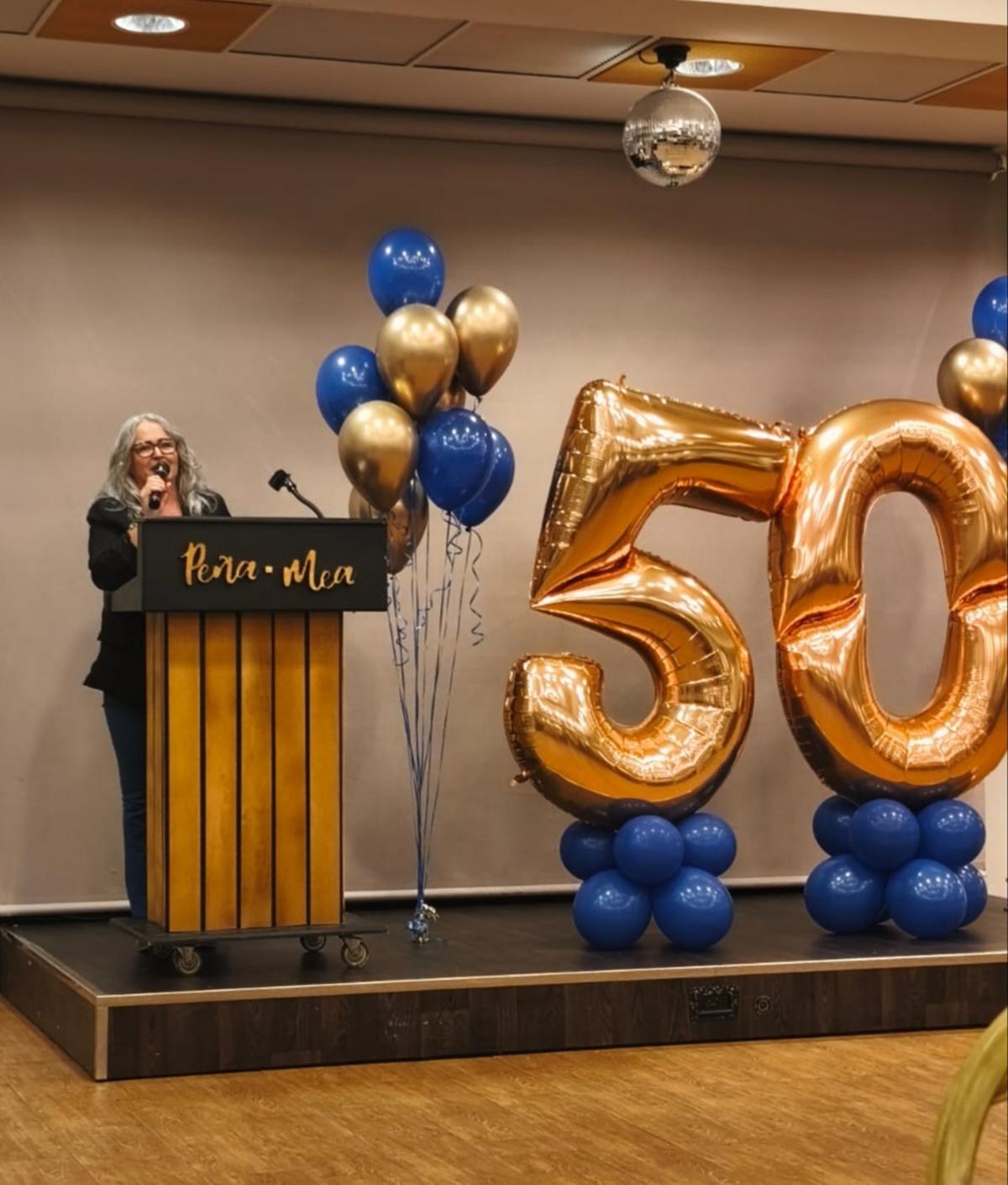 La alcaldesa de Llanera, Eva María Pérez, durante su intervención en la cena del aniversario.