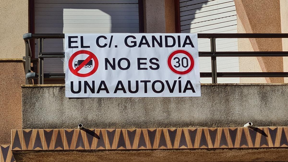 Cartel expuesto por un vecino en el balcón de su vivienda.