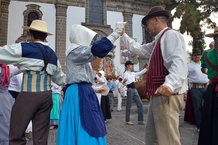 Carretas y grupos en la romería del Pino