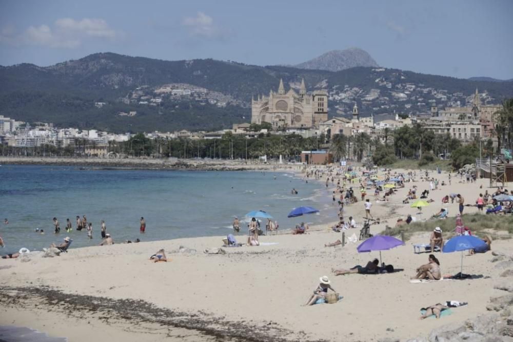 Los mallorquines disfrutan del primer fin de semana en la playa