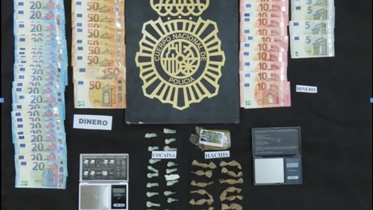 Material y dinero intervenido por la Policía Nacional en la operación de Lucena.