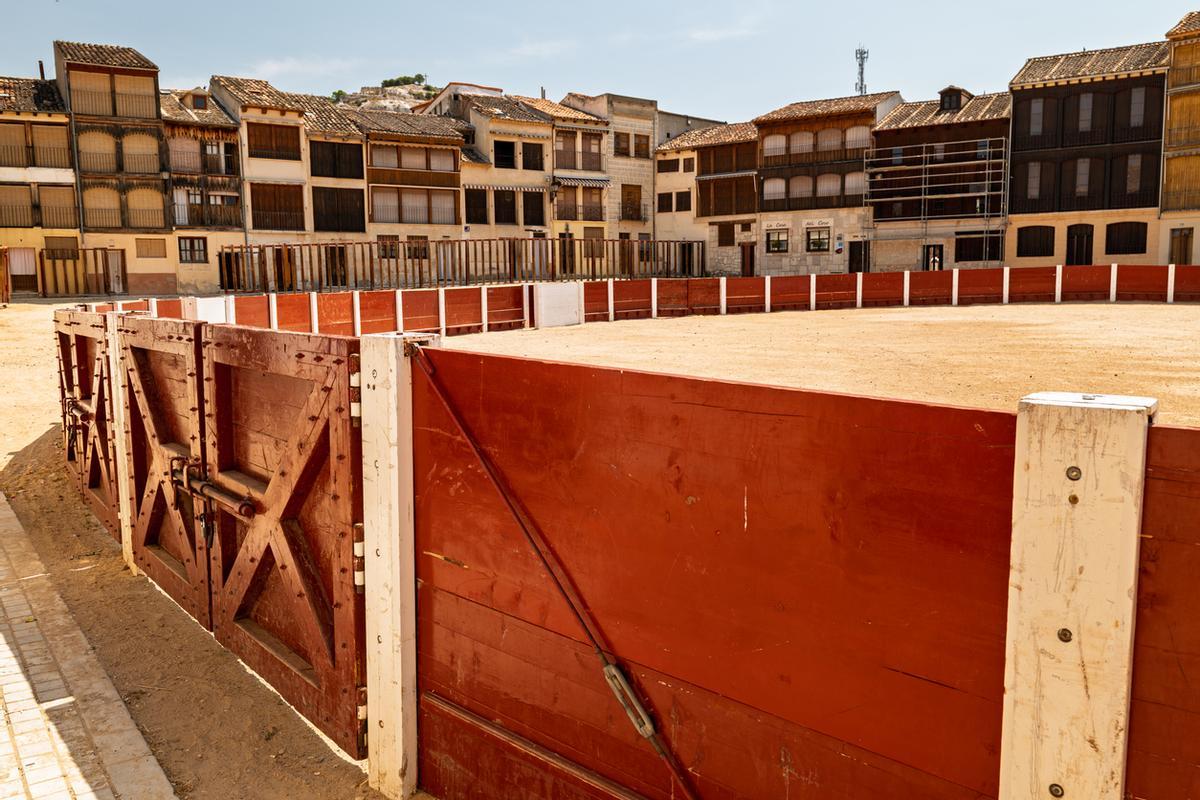 Peñafiel, España Vista de la Plaza del Coso, una plaza histórica rodeada de casas tradicionales de madera, destacando el patrimonio cultural y arquitectónico