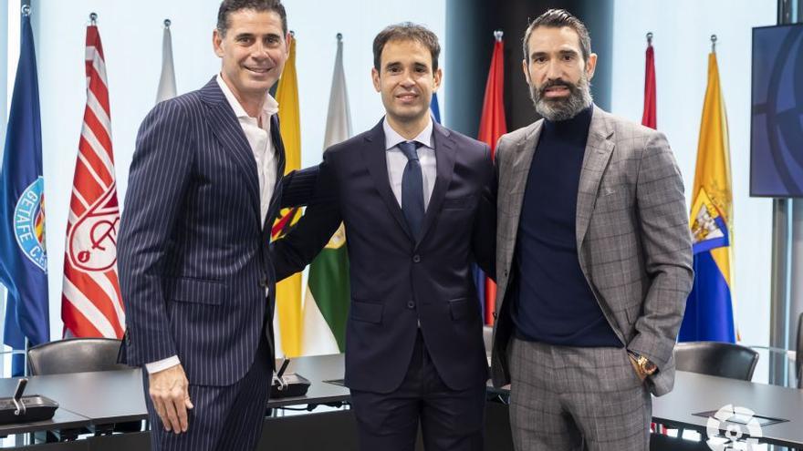 Fernando Hierro y Fernando Sanz, junto a Borja Oubiña.