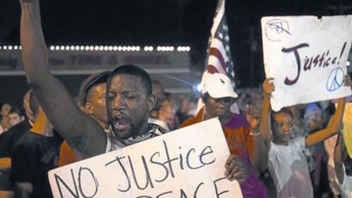 «Sin justicia no hay paz», protestan los ciudadanos de Ferguson.