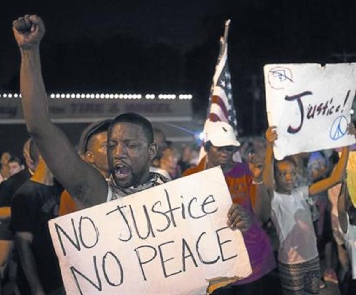 «Sin justicia no hay paz», protestan los ciudadanos de Ferguson. «Sin justicia no hay paz», protestan los ciudadanos de Ferguson.