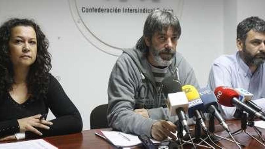 Valiño (UGT), Simón (CIG) y Sarmiento (CC OO), ayer, en Vigo.  // J.A.