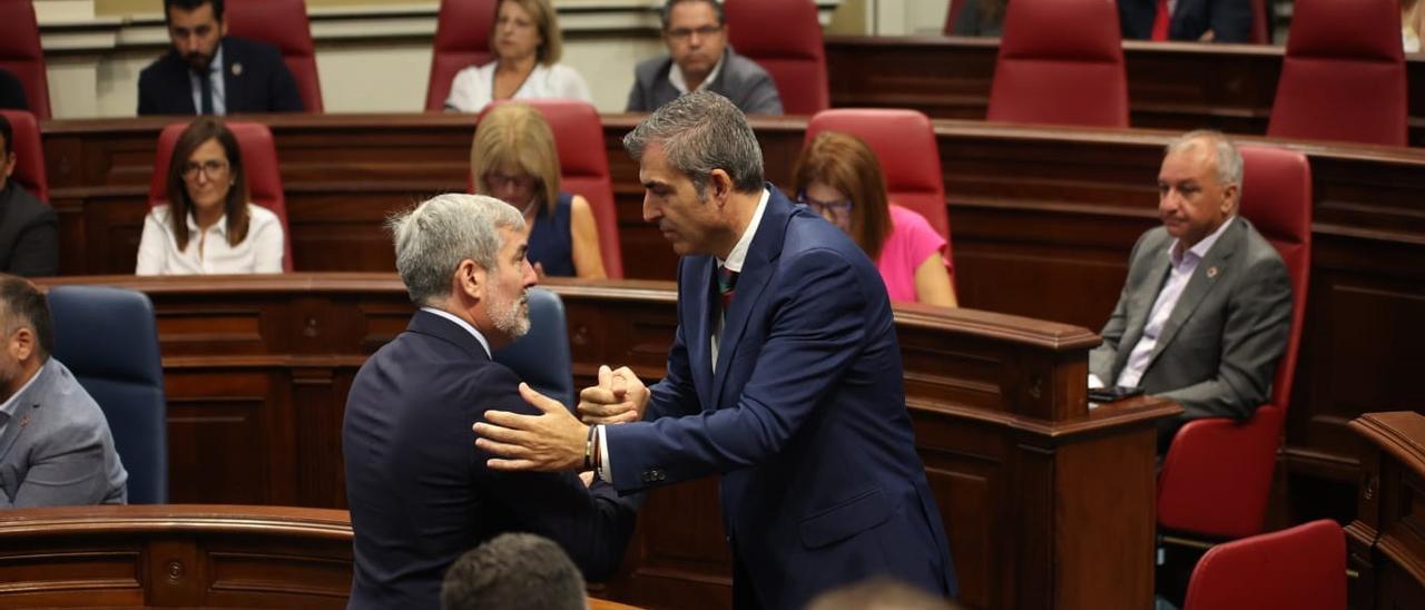 El nuevo presidente de Canarias, Fernando Clavijo, saluda a su vicepresidente, Manuel Domínguez