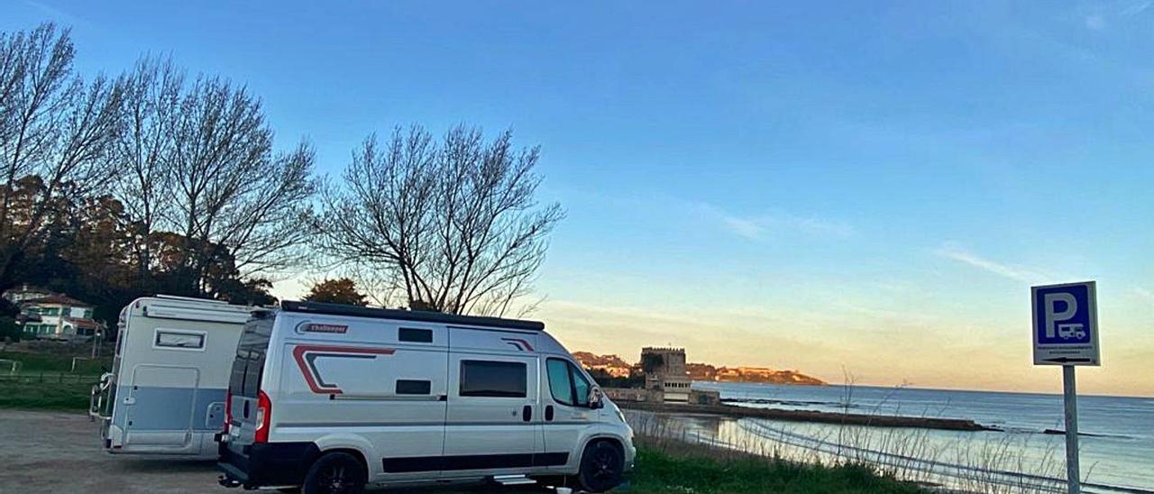 Espacio reservado a autocaravanas en Praia América, junto a Monte Lourido. |