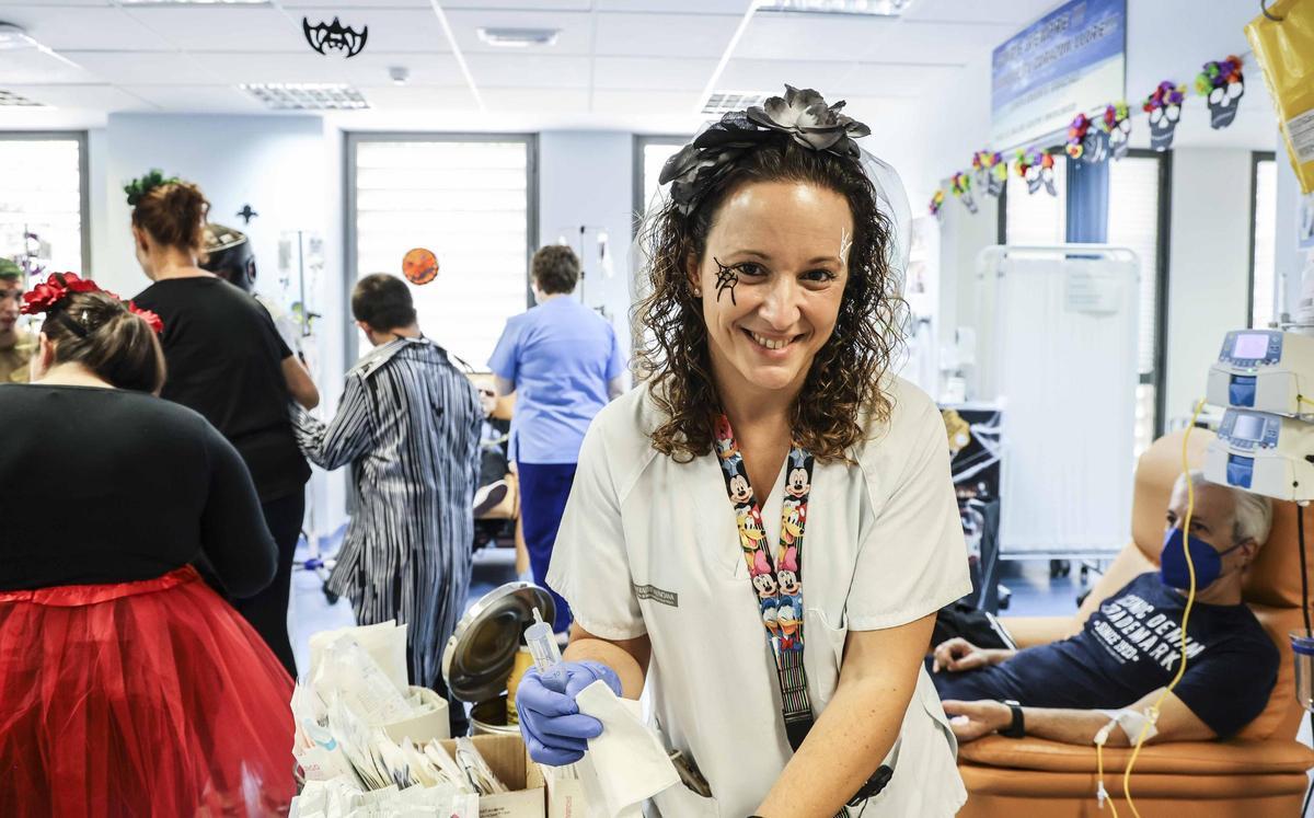 El Hospital de Sant Joan humaniza la atención al paciente oncológico con disfraces del personal de Enfermería y decoración de Halloween realizada por el Centro San Rafael El Hospital de Sant Joan humaniza la atención al paciente oncológico con disfraces del personal de Enfermería y decoración de Halloween realizada por el Centro San Rafael