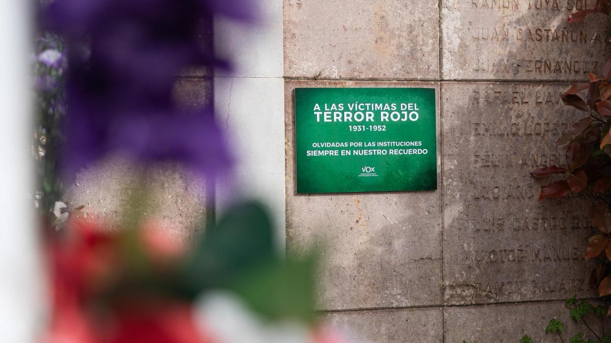 La placa instalada en el cementerio de Jove.