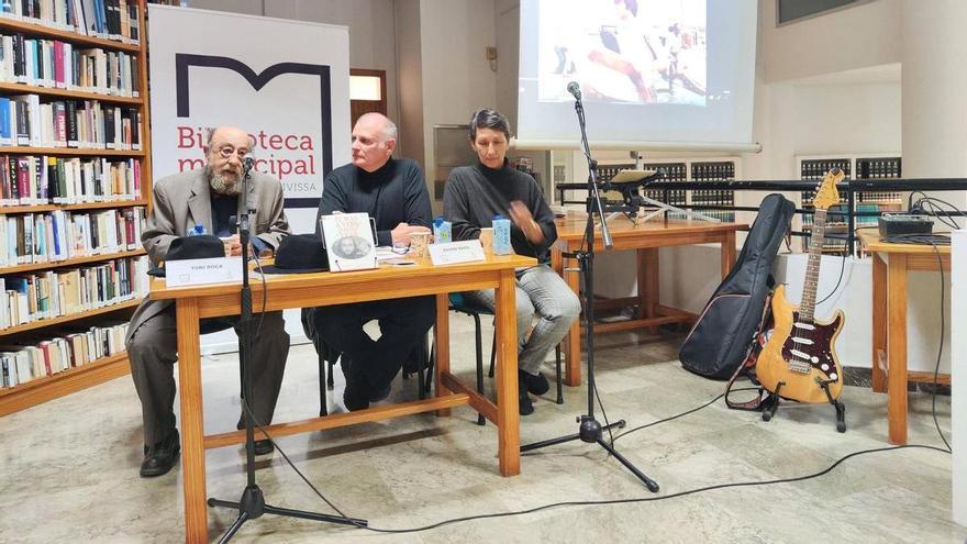 El poeta Toni Roca evoca la Ibiza de los 60 y 70 en su nuevo libro 'It was a very good year'
