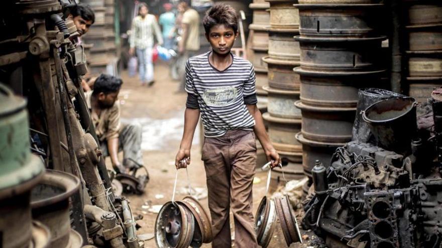 Un niño obligado a trabajar en Calcuta, India.