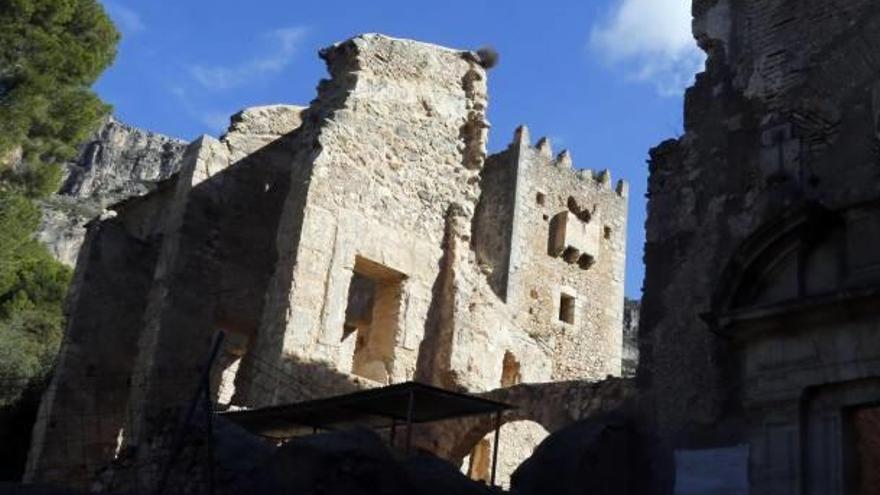 La Torre de las Palomas, al fondo, en una perspectiva de las ruinas de la Murta.