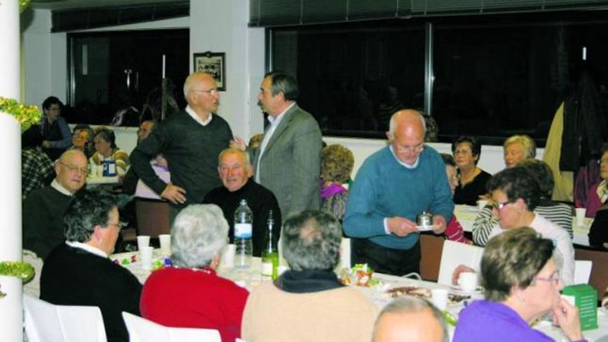 Los asistentes a la cena de «El Paseín», la noche del viernes, en Candás.