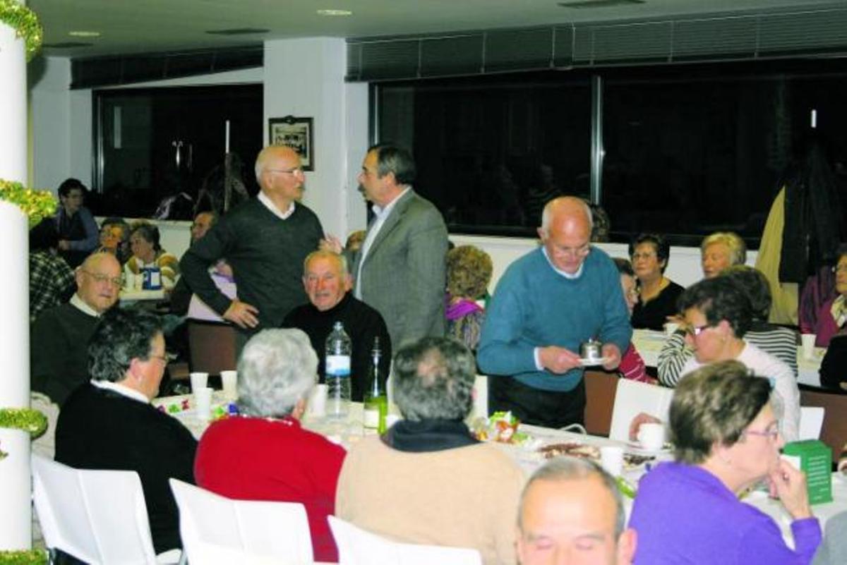 Los asistentes a la cena de «El Paseín», la noche del viernes, en Candás.