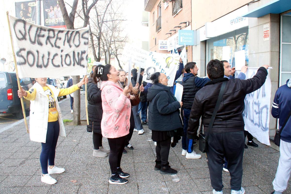 Les imatges de la protesta dels veïns de la Font de la Polvora davant l'oficina d'Endesa