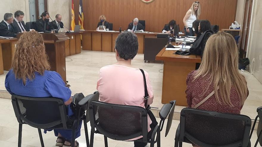 Las acusadas de revelación de secretos, en el juicio en la Audiencia de Palma.