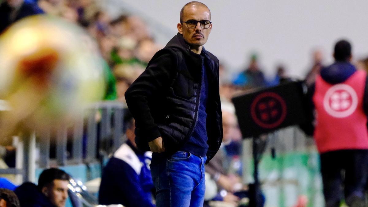 Beto observa el partido desde su área técnica.
