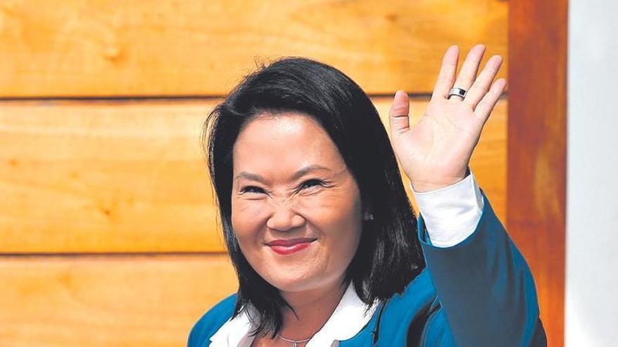 Fujimori llama la reconciliación al recibir su credencial de presidenta electa en medio de una manifestación opositora