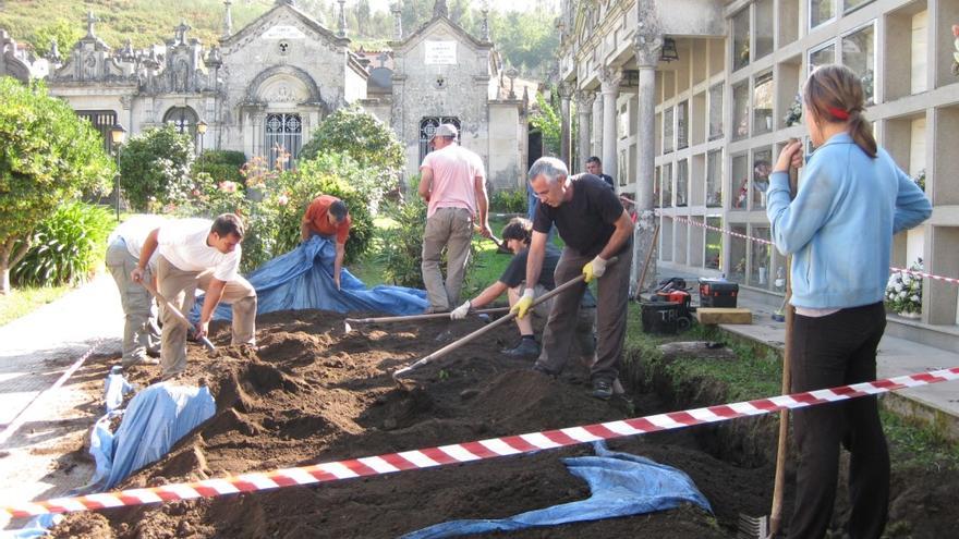 Investigadores de la APRMH en la excavación del año 2009 en el cementerio de Tenorio/ ARMH