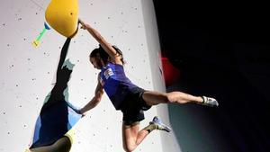 La segunda clasificada Akiyo Noguchi de Japón compite en la final femenina de bouldering en el Mundial de Escalada IFSC en Hachioji, Tokio.