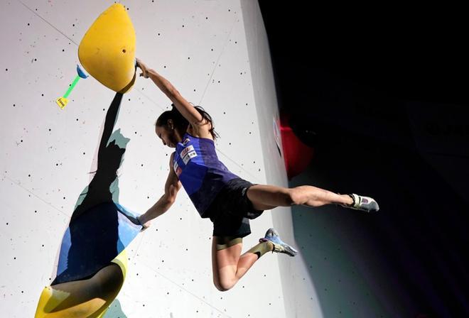 La segunda clasificada Akiyo Noguchi de Japón compite en la final femenina de bouldering en el Mundial de Escalada IFSC en Hachioji, Tokio.