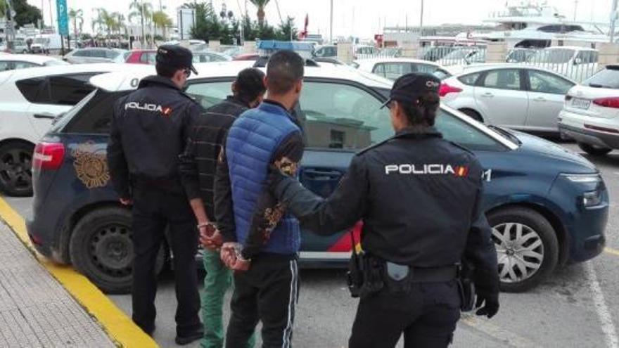 Dos detenidos por robar en un bar de Dénia e intentar gastar el botín en un comercio