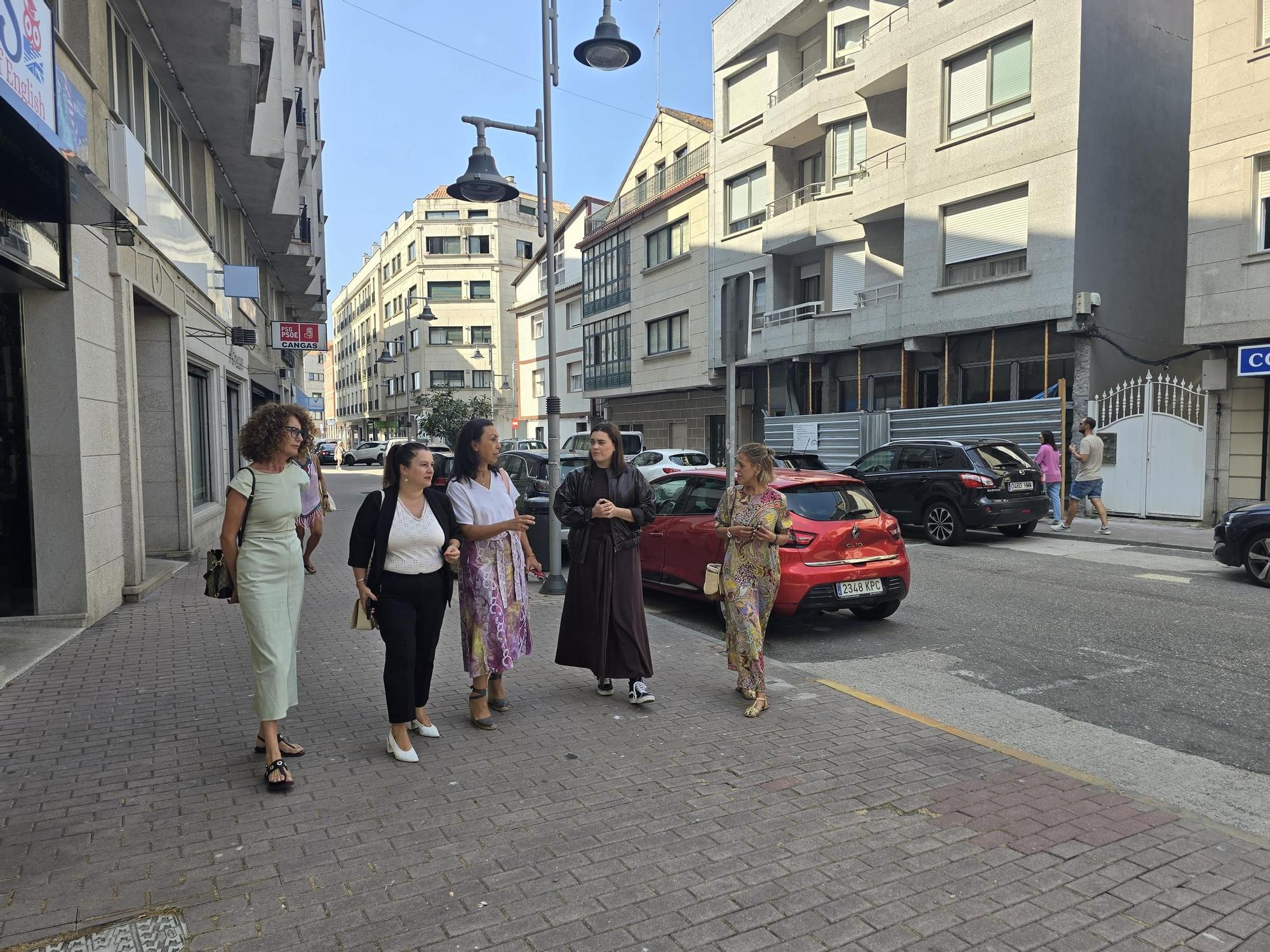 La alcaldesa de Cangas (segunda izda.) con la diputada provincial (centro) en la visita a la rúa Noria con las ediles de gobierno (dcha) y la portavoz del PP.
