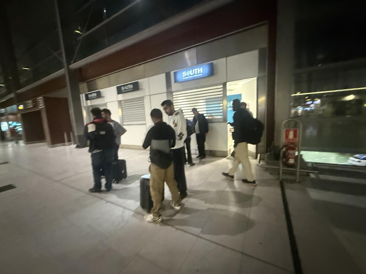 El grupo de pasajeros afectados por el vuelo de la compañía Vueling a Madrid.