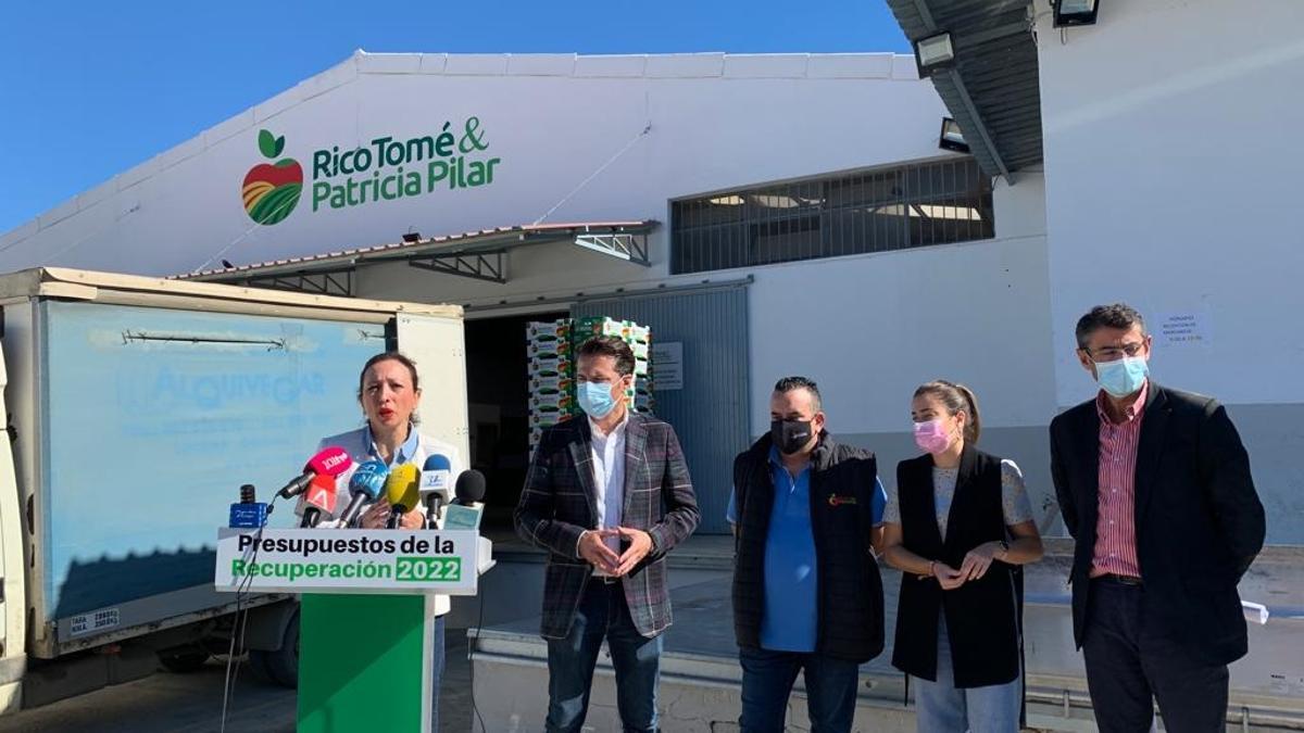 Patricia Navarro, junto a Óscar Medina, en una empresa de la Axarquía.